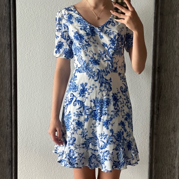 City, vibe, blue and white beautiful dress - Picture 1 of 4